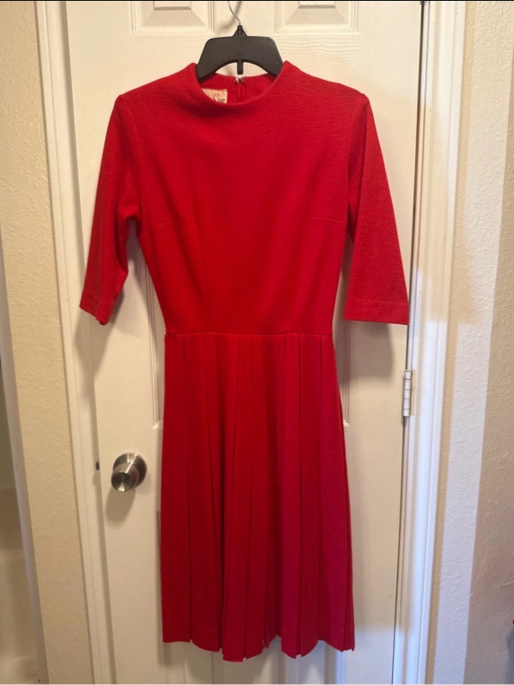 Vintage Red Pleated Midi Dress with Three-Quarter Sleeves